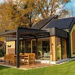 Elegant Warm Bliss Hideaway Escape - With Hot-tub 別荘 Šenčur