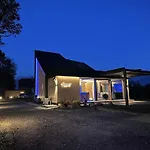 Elegant Warm Bliss Hideaway Escape - With Hot-tub Sencur