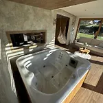 別荘 Elegant Warm Bliss Hideaway Escape - With Hot-tub