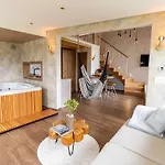 Elegant Warm Bliss Hideaway Escape - With Hot-tub