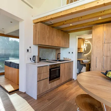 Elegant Warm Bliss Hideaway Escape - With Hot-tub *