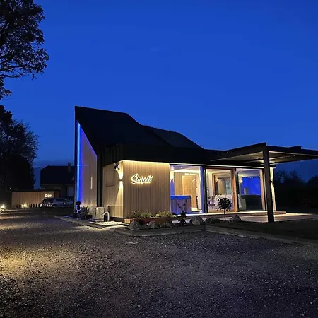 Elegant Warm Bliss Hideaway Escape - With Hot-tub Šenčur