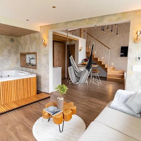 Elegant Warm Bliss Hideaway Escape - With Hot-tub